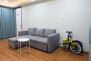 uma sala de estar com um sofá e uma bicicleta amarela em Private Villa Hana em Tutugan