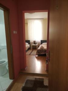 um quarto com uma casa de banho com uma cama e uma janela em B & B 903ta em Skopje