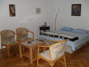 - une chambre avec un lit, deux chaises et une table dans l'établissement Apartments Three Star, à Budva