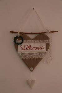 a heart shaped sign hanging on a wall at Ferienwohnung Memmel in Sulzfeld (im Grabfeld)