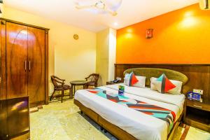 a hotel room with a bed and a table at FabExpress Jaggi Palace Karol Bagh in New Delhi