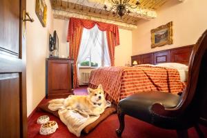 Postel nebo postele na pokoji v ubytování Hotel U Zlatého Stromu Prague by BHG