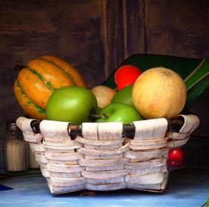 una cesta de fruta sentada en una mesa en Camino Condal en Oña