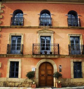 奧尼亞的住宿－Camino Condal，一座橙色的建筑,设有阳台和门