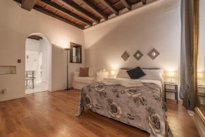 ein Schlafzimmer mit einem großen Bett und einem Sofa in der Unterkunft Fori Imperiali Elegant Apartment in Rom