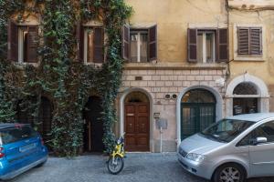 ein Motorrad, das vor einem Gebäude geparkt ist in der Unterkunft Fori Imperiali Elegant Apartment in Rom