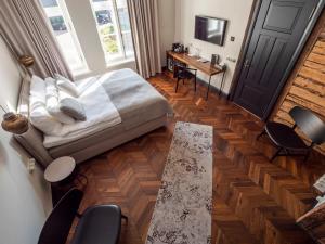 1 dormitorio con 1 cama, mesa y sillas en Boutique Hotel Rosenplänter en Pärnu