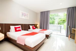 Een bed of bedden in een kamer bij OYO 340 Ahad Suite Ao Nang Hotel