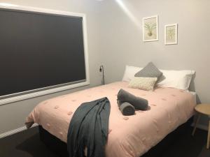 Кровать или кровати в номере Milawa Vineyard Views - Guesthouse 2