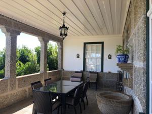 d'une terrasse avec une table, des chaises et une fenêtre. dans l'établissement Quinta da Portela - Casa Visconde Arneiros, à Lamego