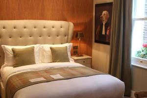 Un pat sau paturi într-o cameră la The Hayden Pub & Rooms