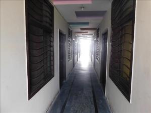 um corredor de um edifício com uma luz no final em Hotel Da Ville em Abbottabad