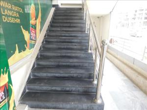 un conjunto de escaleras en una tienda con en Hotel Da Ville, en Abbottābād 5 fotos más