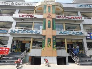 dos motocicletas estacionadas frente a un edificio en Hotel Da Ville, en Abbottābād
