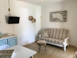 卡拉恩·布拉內斯Apartamentos Surest的带沙发和桌子的客厅