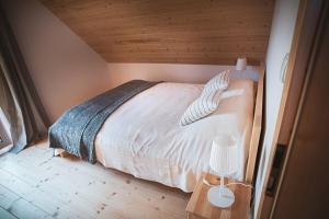 Ένα ή περισσότερα κρεβάτια σε δωμάτιο στο Wilk i Owca