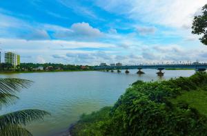 eine Brücke über einen Fluss in einer Stadt in der Unterkunft Once Upon The River, Aluva - Near Cochin International Airport in Kochi
