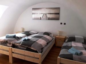 Tempat tidur dalam kamar di Privát Liptov Holiday House