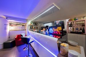 un bar con un'insegna al neon sul bancone di Appart'hotel le Pèlerin a Lourdes