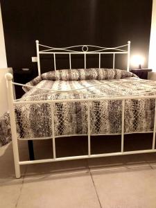 - un lit blanc avec une couverture dans l'établissement casa del caravaggio, à Naples