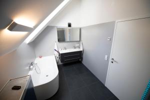 Koupelna v ubytování Dachgeschoss Designer-Loft Arlberg - Montafon + 23 fotografií