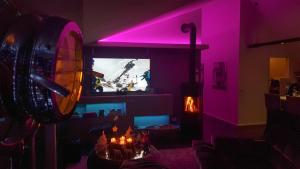 TV a/nebo společenská místnost v ubytování Dachgeschoss Designer-Loft Arlberg - Montafon