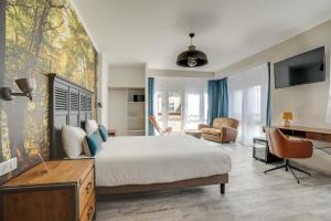a bedroom with a bed and a desk in a room at La Maison Hôtel Mulhouse Centre in Mulhouse +164 photos