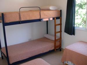 เตียงสองชั้นในห้องที่ Complejo Hueney Departamentos