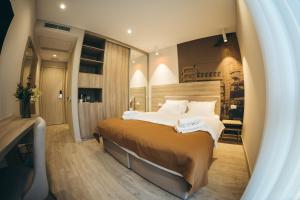 Hotel Verso في موستار: غرفة نوم بسرير كبير ومرآة كبيرة