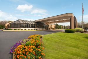um edifício com um ramo de flores à frente dele em Days Hotel by Wyndham Allentown Airport / Lehigh Valley em Allentown