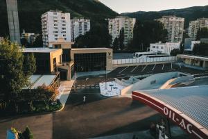 Nespecifikovaný výhled na hory nebo výhled na hory při pohledu z hotelu