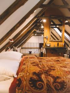 En eller flere senger på et rom på Relais & Châteaux Taubenkobel