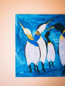 a painting of a group of birds on a wall at Relais & Ch&acirc;teaux Taubenkobel in Sch&uuml;tzen am Gebirge