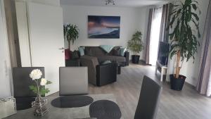 ein Wohnzimmer mit einem Sofa und einem Tisch in der Unterkunft Ferienwohnung 1 "Ferienhaus Seibert" in Ellerdorf