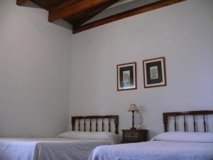 Giường trong phòng chung tại Casas del parador - Abadía