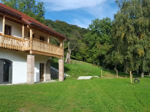 a house with a balcony and a grass yard at Sunhill Appartments, klimatisiert in Winhöring +45 photos