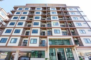 un edificio de apartamentos con balcones en un lateral en V-twin Donjan Service Apartment en Chiang Mai
