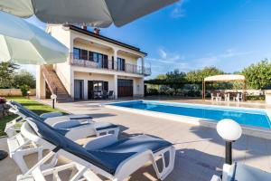 eine Villa mit einem Pool und einem Haus in der Unterkunft Holiday House Kristina in Radovani