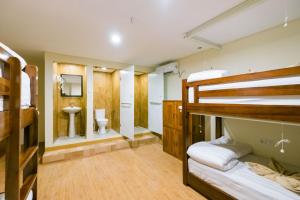 Postel nebo postele na pokoji v ubytování Caroline Hostel + 10 fotografií
