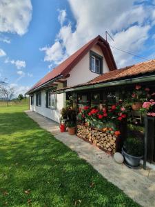 una casa con flores a un lado. en Village House Flowerside, en Gospić