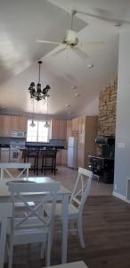 una cucina e una sala da pranzo con tavolo e sedie di Swallow Cove a Panaca