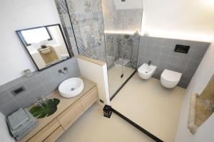 A bathroom at HOLLIDAY CHARMING HOME Még 9 kép