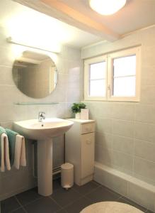 a bathroom with a sink and a mirror at Gîte Le Vigneron in Donnenheim