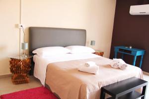 A bed or beds in a room at Urban Pop 2 BnB