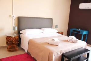 sypialnia z 2 łóżkami i ręcznikami w obiekcie Urban Pop 2 BnB w Katanii