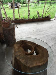 un tocón de madera sentado en medio de un patio en La Peiro Douco en Roure Turin