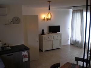 a living room with a tv on top of a cabinet at Venezia delle Nevi in Budòio