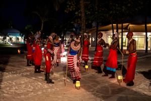 un grupo de personas vestidas de rojo y blanco en Southern Palms Beach Resort en Diani Beach