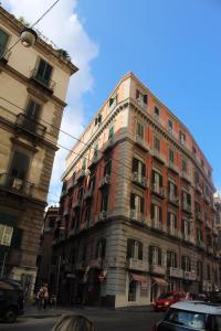 Un edificio alto sul lato di una strada di Dante Relais a Napoli
