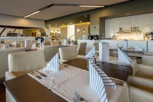 
A restaurant or other place to eat at Hotel Yacht Wellness & Business
